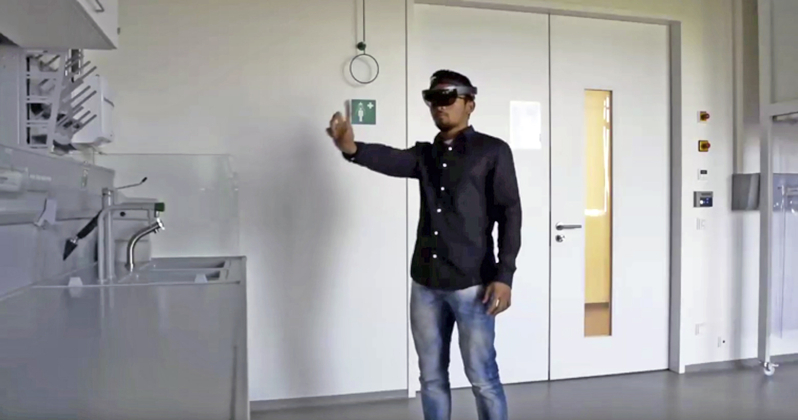 Mann mit HoloLens-Brille © Fraunhofer IPA