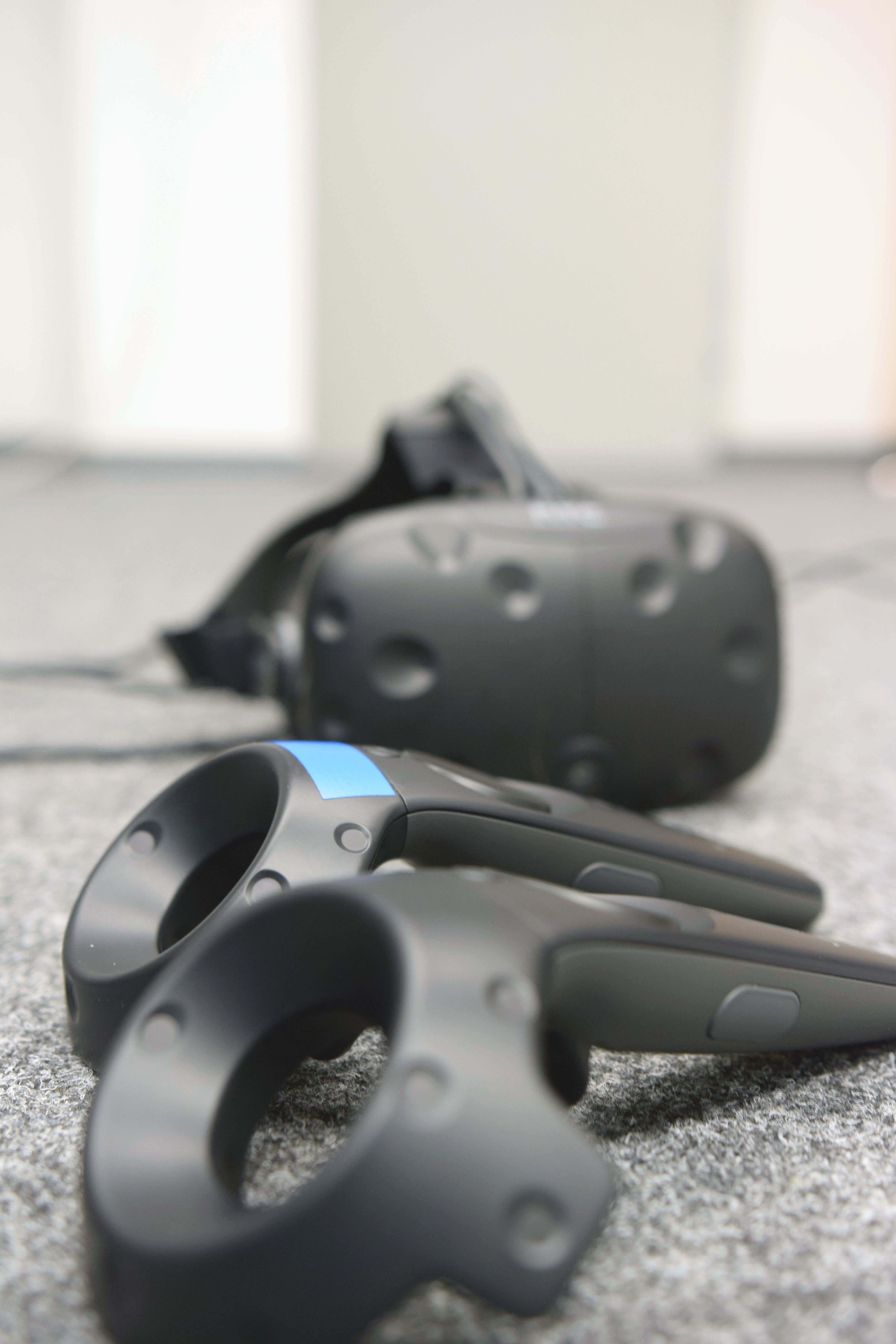 Virtual Reality-Brille und Joysticks © Universität Siegen