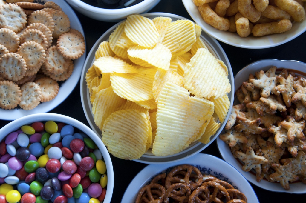 Chips und Süßigkeiten. © carotur / iStock / Thinkstock