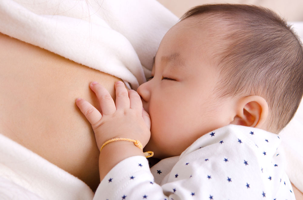 Forscher finden Arsen in Muttermilch