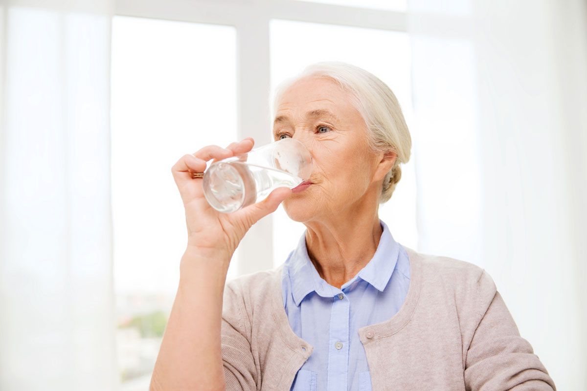 Seniorin trinkt Wasser © dolgachov / iStock / Thinkstock