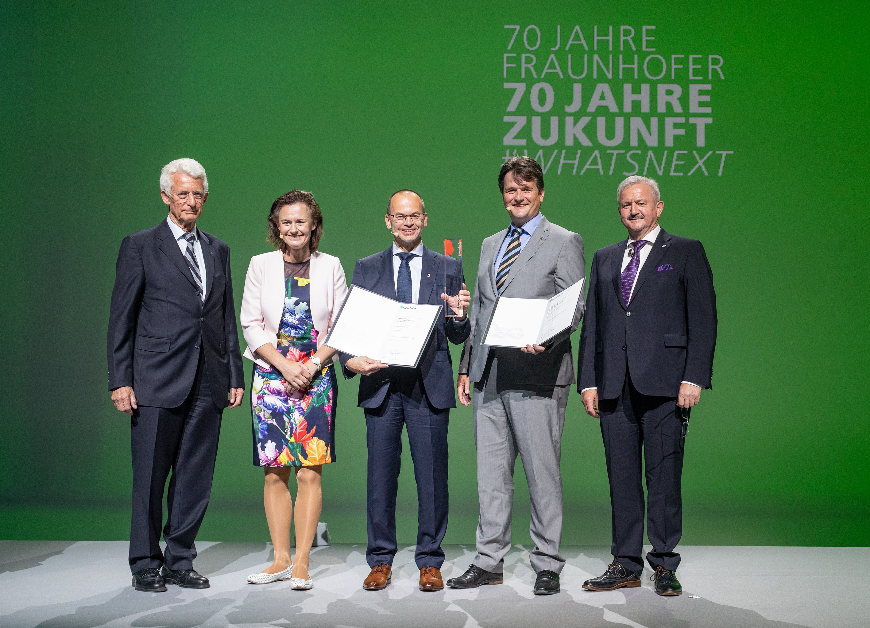 Vier Personen, in der Mitte ein Mann mit dem Preis in der Hand © Ines Escherich / Fraunhofer-Gesellschaft