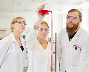 MTLA- Schüler arbeiten im Labor mit Flüssigkeiten