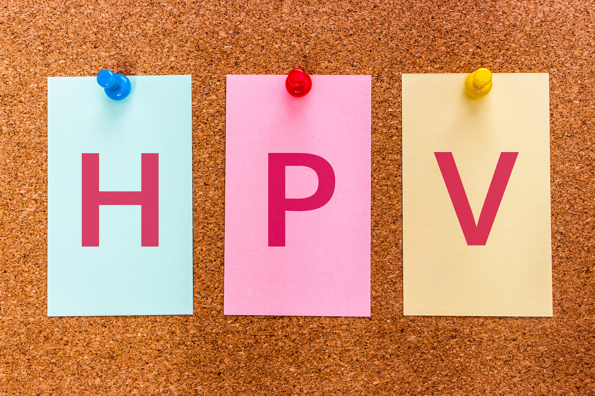 Notizzettel HPV auf Pinnwand.