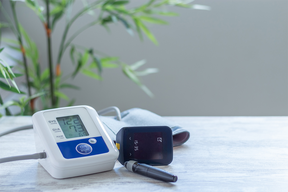 Glukometer und Blutdruckmessgerät.