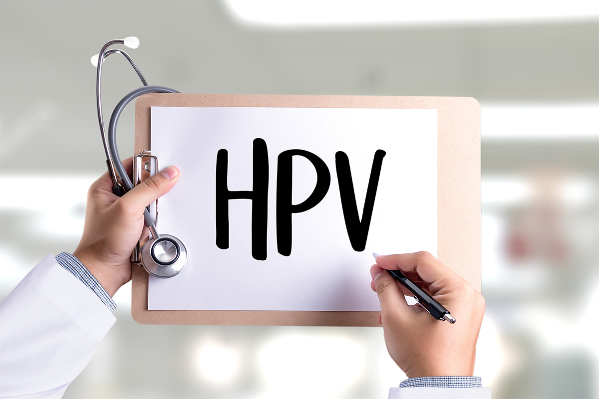 Arzt hält Schild mit HPV hoch.