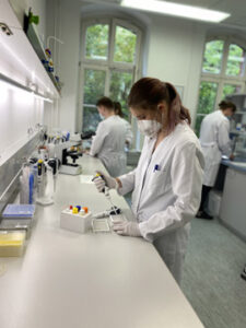 MTLA-Schüler beim Pipettieren im Labor