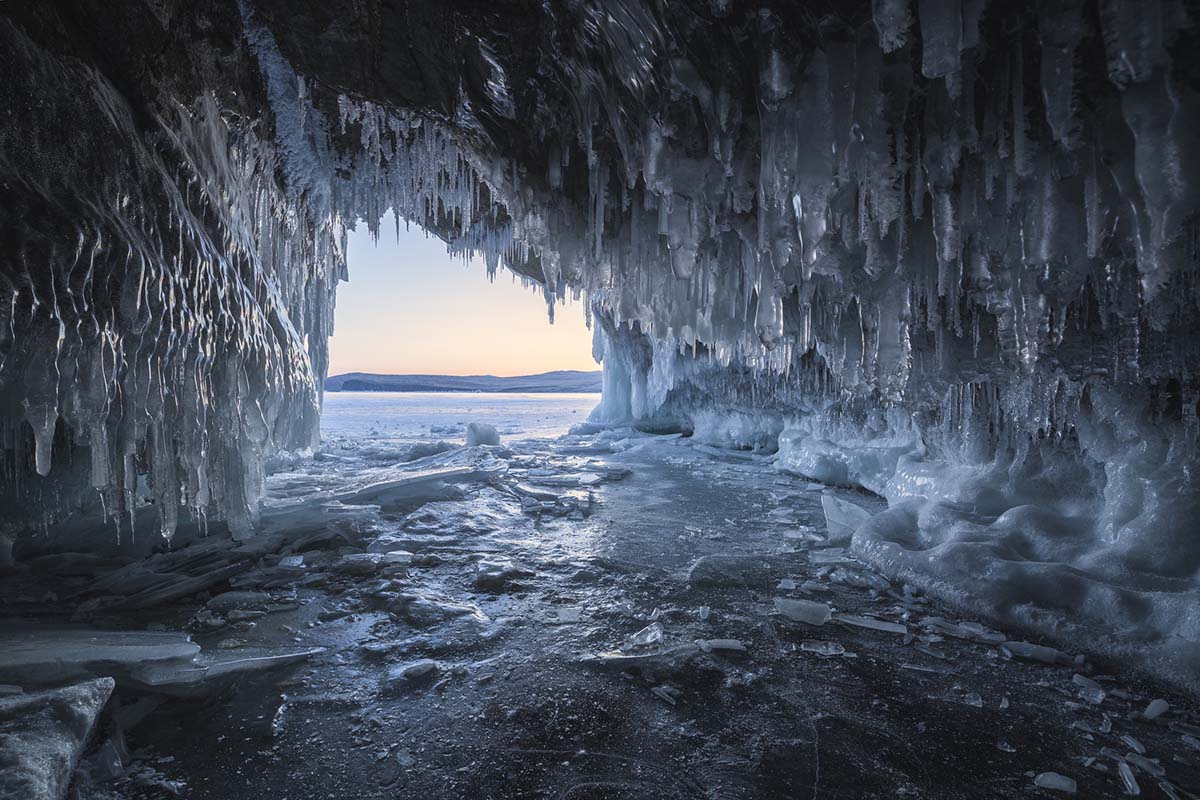 Eishöhle am sibirischen Baikalsee.