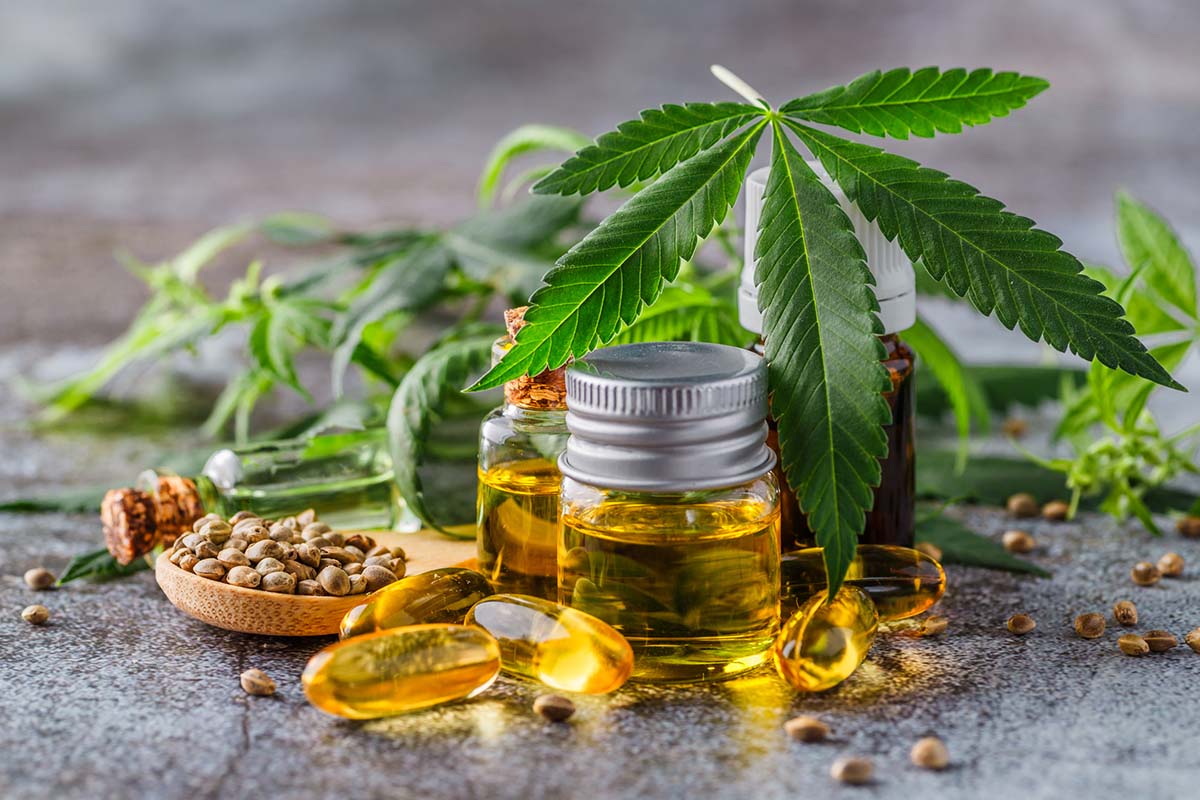 Medizinisches Cannabis in Öl- und Kapselform.