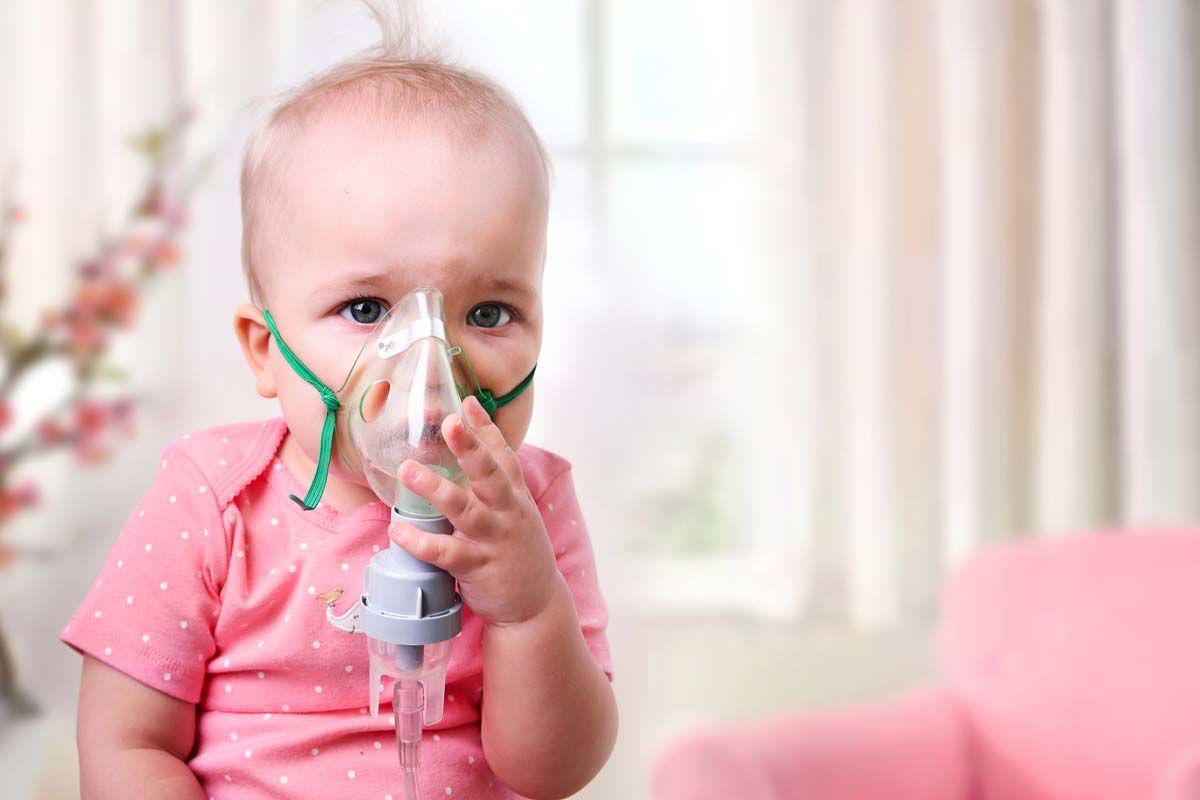 Kind mit Sauerstoffmaske