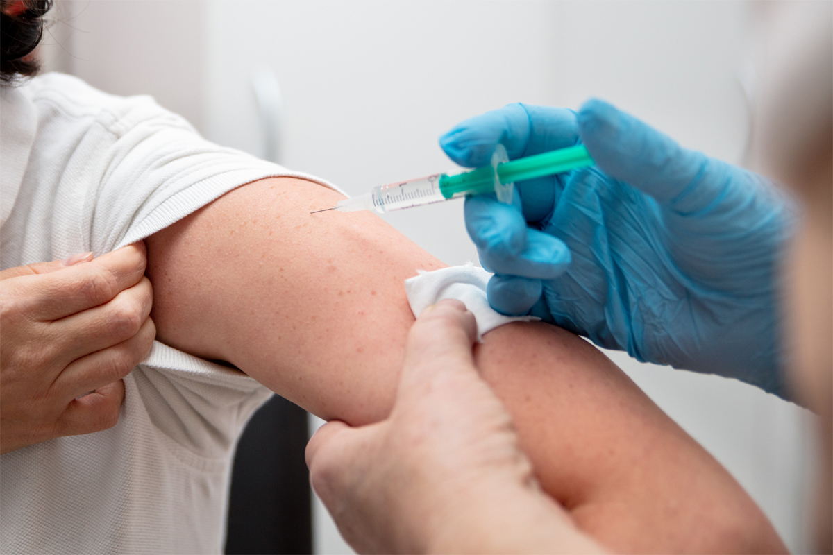 Arzt führt Impfung gegen das Coronavirus durch