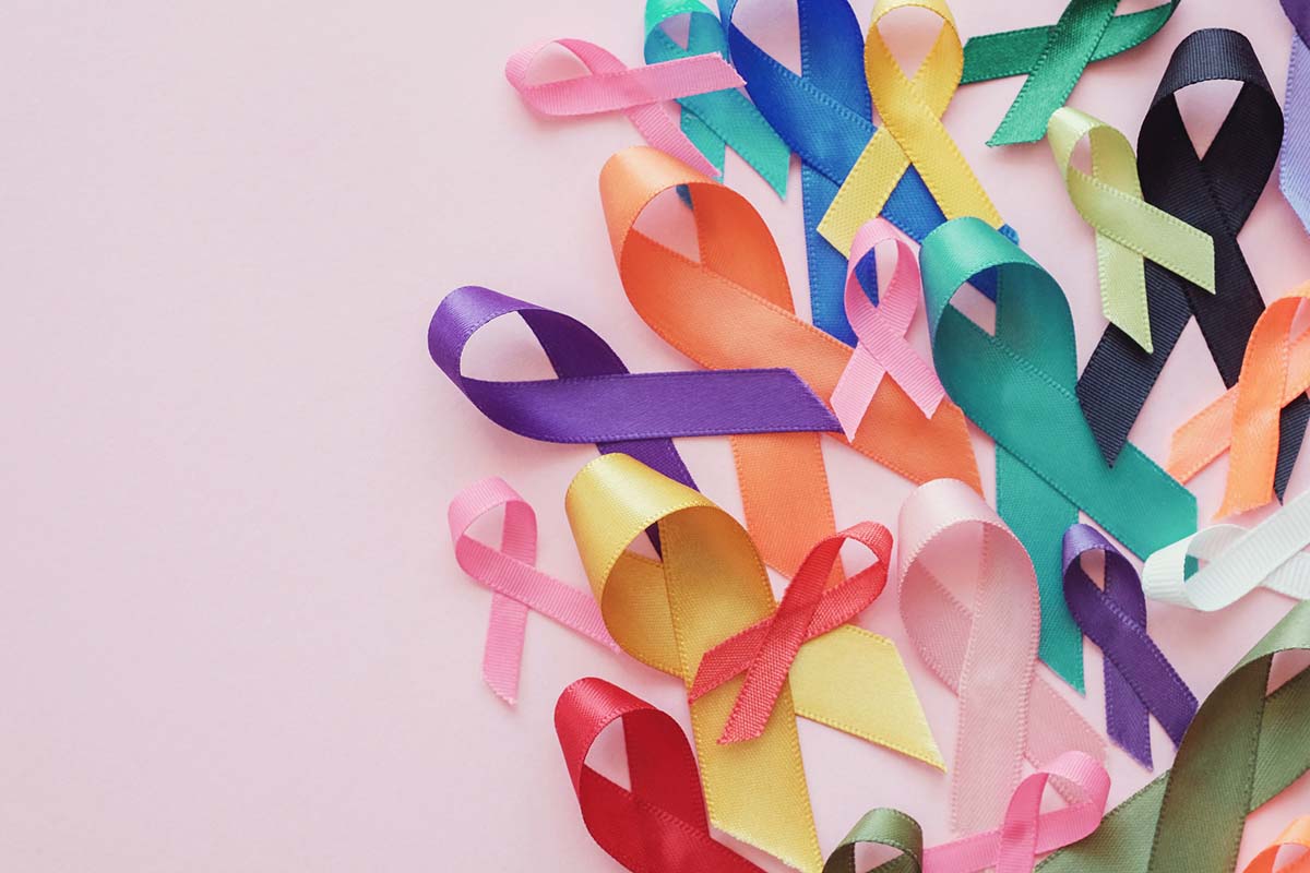 Bunte Schleifen als Symbole für Krebserkrankungen