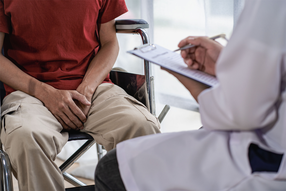 männlicher Patient sitzt und konsultiert einen Arzt