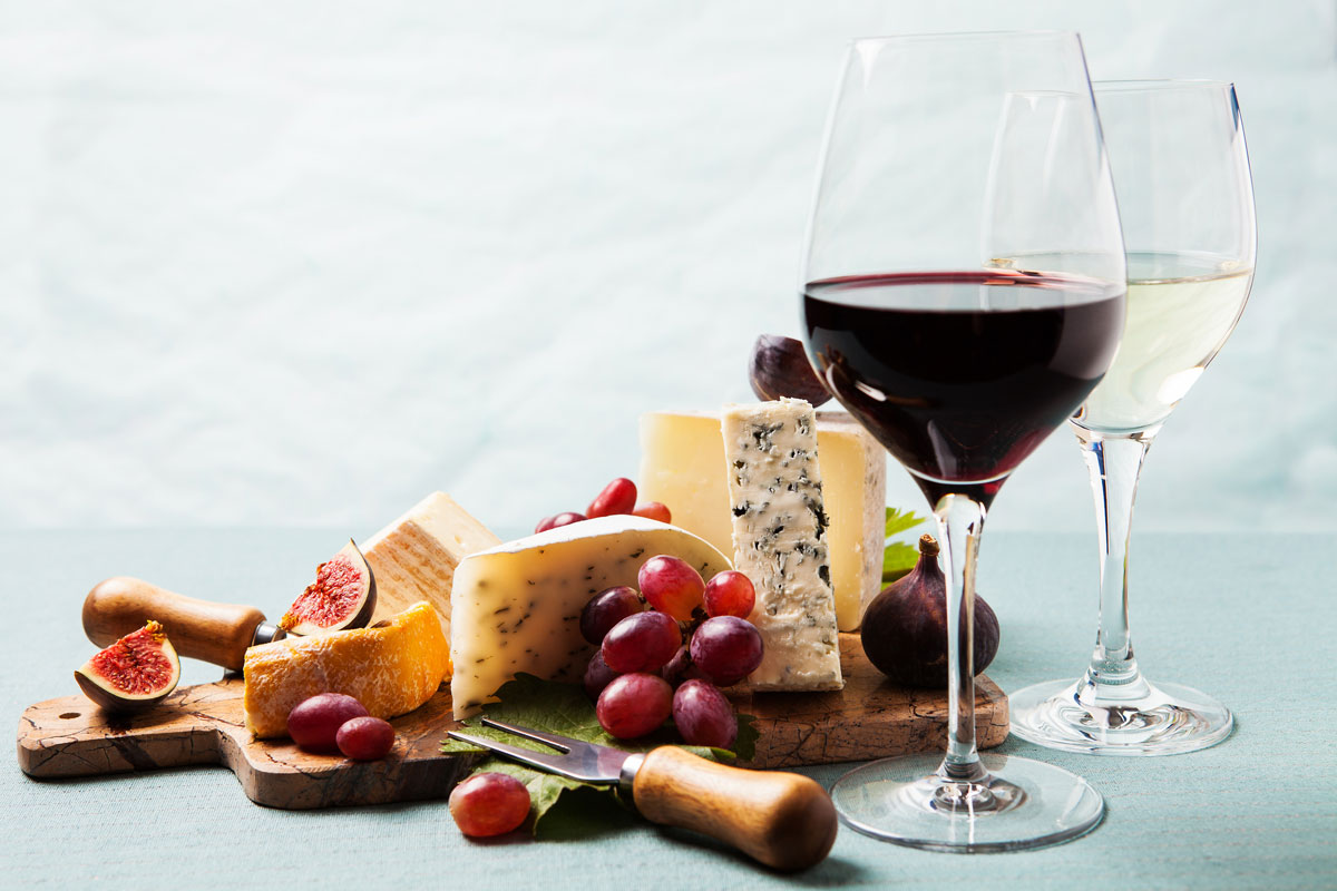 Abbildung einer Käse-Platte mit zwei Weingläsern