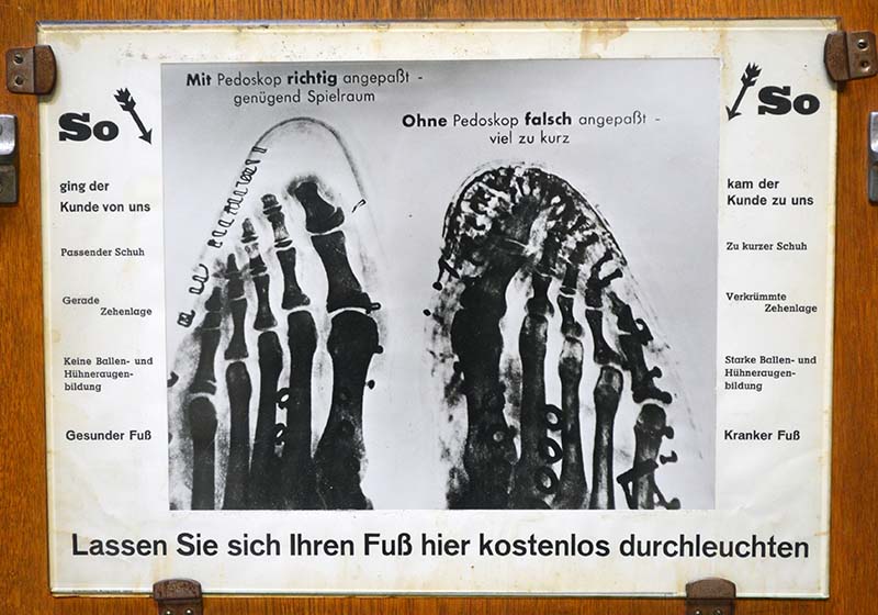 Werbetafel für das Pedoskop zum Durchleuchten der Füße © Archiv Deutsches Röntgen-Museum